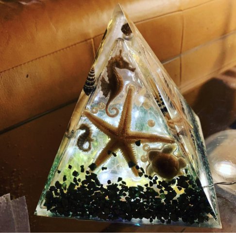 Piramide zeedieren en kristallen